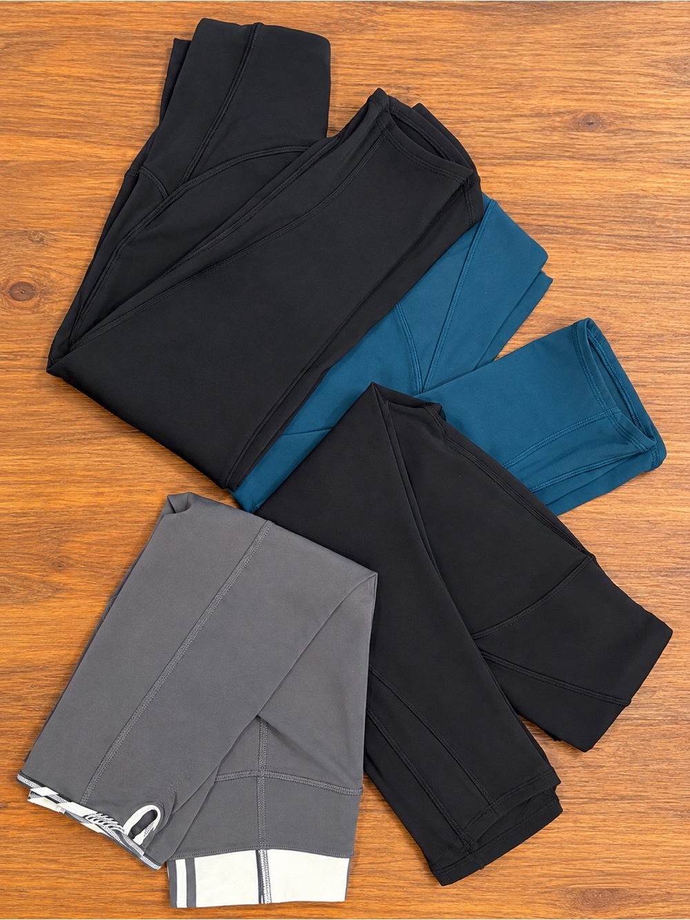 4 pairs great condition Lululemon Athletica Cropped Leggings Black, Teal & Gray